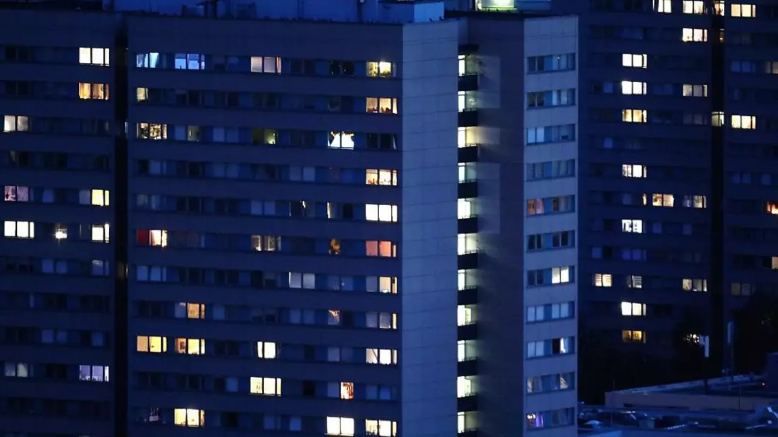 Wohnungen bei Anbruch der Dunkelheit (Archiv) - Bild: via dts Nachrichtenagentur