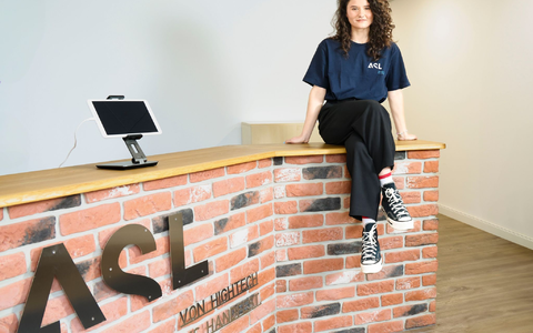 Geflüchtete Frauen aus der Ukraine arbeiten vor allem im Lebensmittel- und Gastgewerbe, im Bereich der kaufmännischen, unternehmensbezogenen, kulturellen und sozialen Dienstleistungen sowie im Gesundheitssektor und im Reinigungsgewerbe. (Archivfoto) - Foto: Frank Molter/dpa