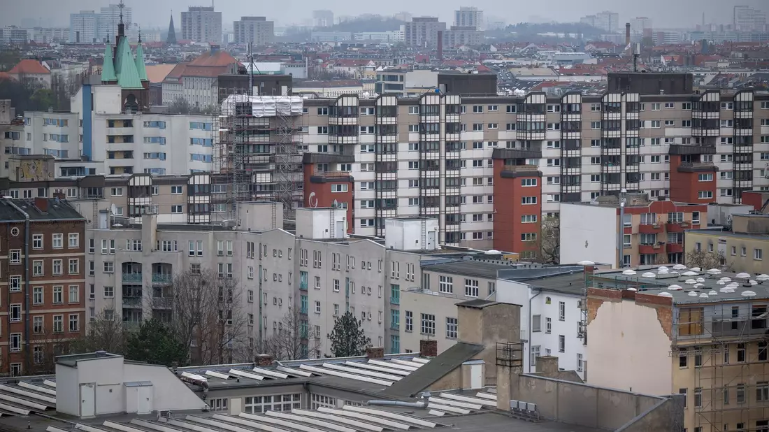 Wohnen in begehrten Gegenden kann ins Geld gehen. Zumindest heftige Preissprünge soll die Mietpreisbremse verhindern. (Archivbild) - Bild: Monika Skolimowska/dpa