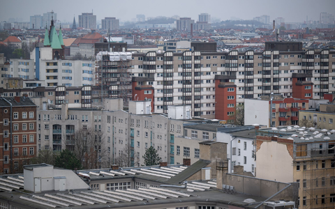 Wohnen in begehrten Gegenden kann ins Geld gehen. Zumindest heftige Preissprünge soll die Mietpreisbremse verhindern. (Archivbild) - Foto: Monika Skolimowska/dpa