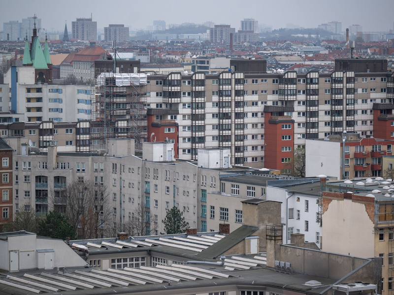 Wohnen in begehrten Gegenden kann ins Geld gehen. Zumindest heftige Preissprünge soll die Mietpreisbremse verhindern. (Archivbild) - Foto: Monika Skolimowska/dpa