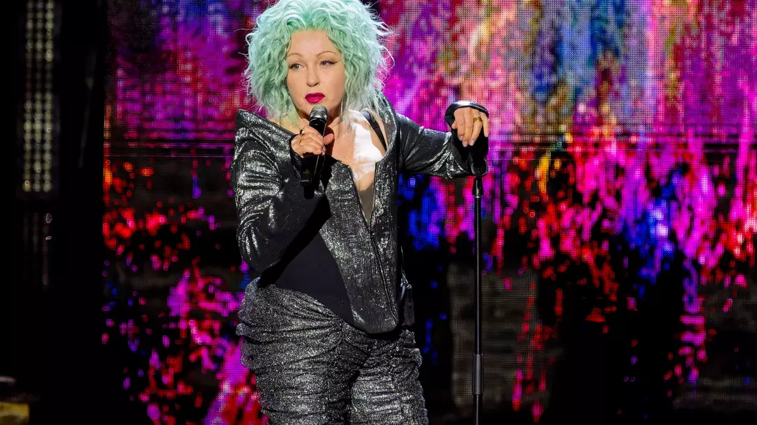 Cyndi Lauper, dessen Hit «True Colors» von Billy Steinberg geschrieben wurde, sprach dessen Angehörigen ihr Beileid aus. (Archivbild) - Bild: Rob Grabowski/Invision via AP/dpa