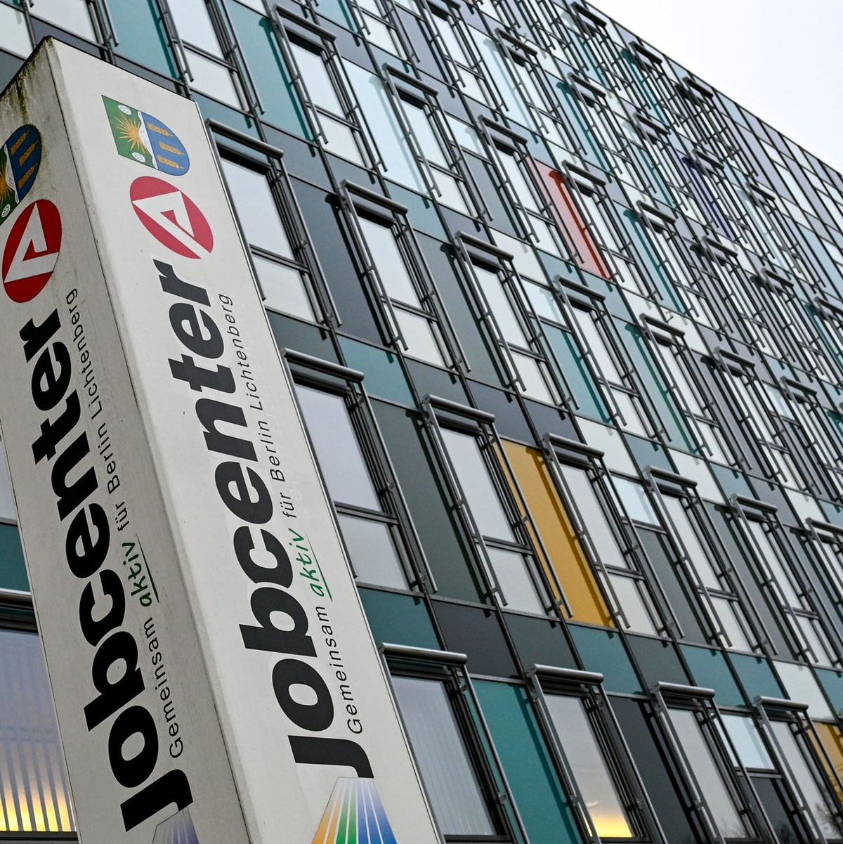 Für Geflüchtete aus der Ukraine, die nach dem 1. April 2025 eingereist sind, soll es künftig statt Grundsicherung zunächst die geringeren Leistungen geben, die auch Asylbewerber erhalten. (Symbolbild)  - Foto: Jens Kalaene/dpa