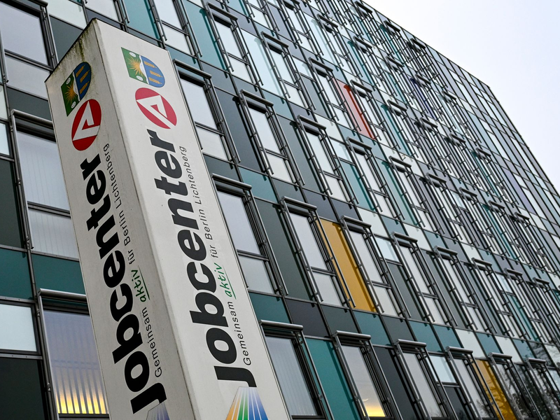 Für Geflüchtete aus der Ukraine, die nach dem 1. April 2025 eingereist sind, soll es künftig statt Grundsicherung zunächst die geringeren Leistungen geben, die auch Asylbewerber erhalten. (Symbolbild) - Foto: Jens Kalaene/dpa