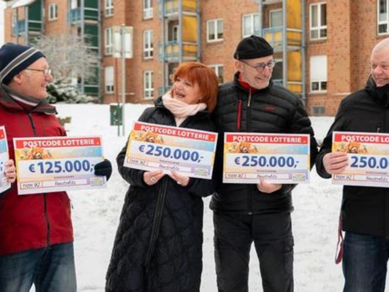 Glücksgefühle zum Valentinstag: Postcode Lotterie verteilt zwei Millionen Euro in Neustrelitz - Foto: presseportal.de