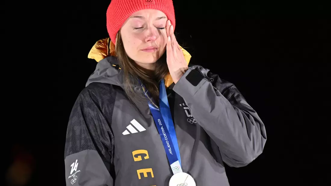 Bei der Siegerehrung kämpfte Laura Nolte mit Tränen der Enttäuschung. - Bild: Robert Michael/dpa