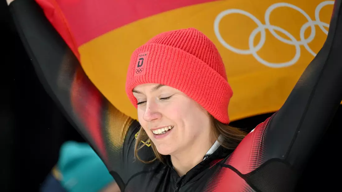 Laura Nolte freute sich zunächst über Olympia-Silber. - Bild: Robert Michael/dpa