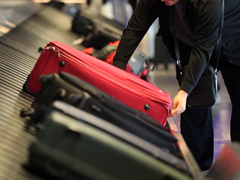 Reisende an einem Gepäckband (Archiv) - Foto: via dts Nachrichtenagentur