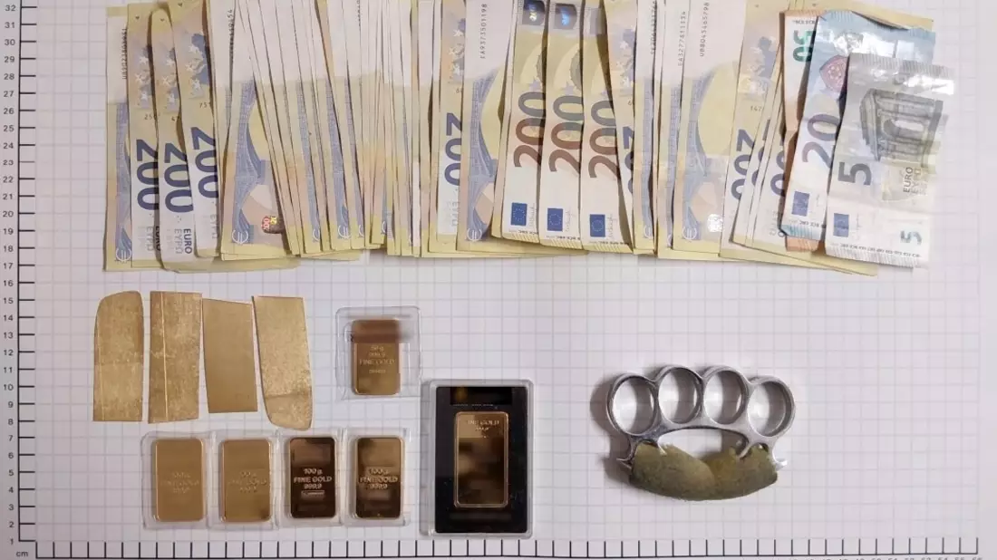 BPOL NRW: Routinekontrolle endet mit Sicherstellung von Gold im Wert von knapp 88.000, - Euro, Bargeld von über 8.000, - Euro und Schlagring in der Bauchtasche - Bild: presseportal.de
