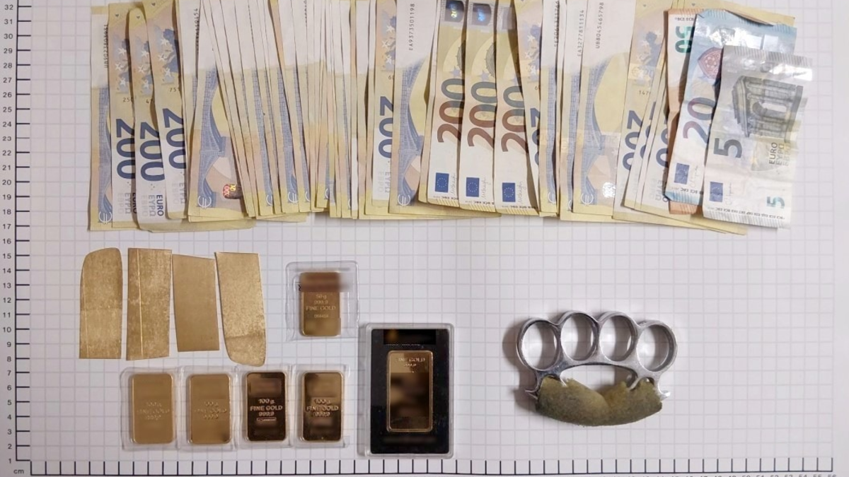 BPOL NRW: Routinekontrolle endet mit Sicherstellung von Gold im Wert von knapp 88.000, - Euro, Bargeld von über 8.000, - Euro und Schlagring in der Bauchtasche - Foto: presseportal.de