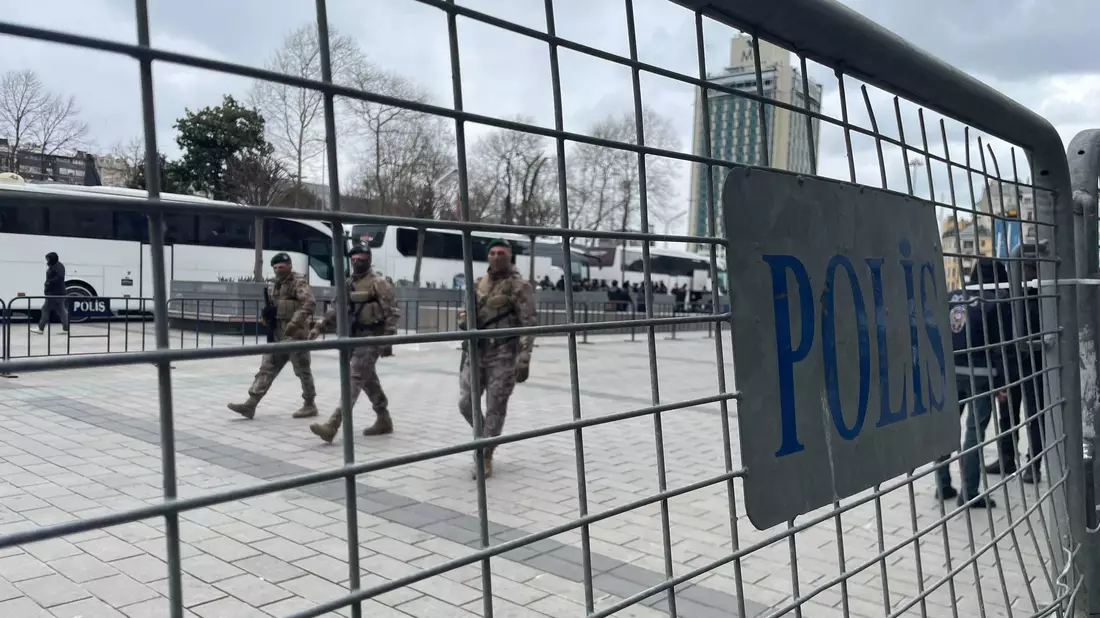 Türkische Behörden führten in den letzten Wochen zahlreiche Razzien gegen Prominente durch - das Vorgehen steht in der Kritik. (Symbolbild) - Bild: Melissa Erichsen/dpa
