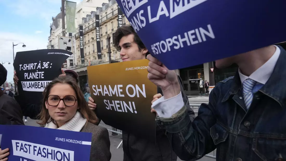Die Eröffnung von Sheins erster Ladenfläche in Paris wurde im vergangenen November von Protesten begleitet. (Archivbild) - Bild: Thibault Camus/AP/dpa