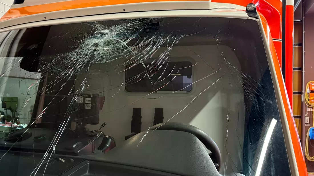 POL-WES: Moers - Unbekannte werfen Steine auf Rettungswagen - Bild: presseportal.de
