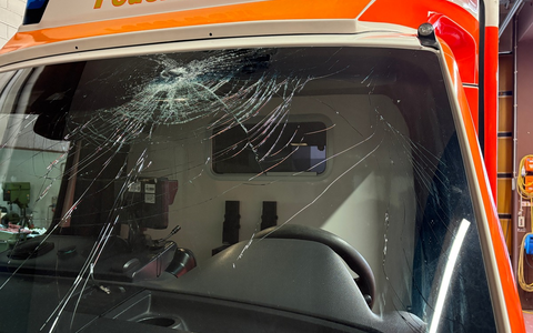 POL-WES: Moers - Unbekannte werfen Steine auf Rettungswagen - Foto: presseportal.de