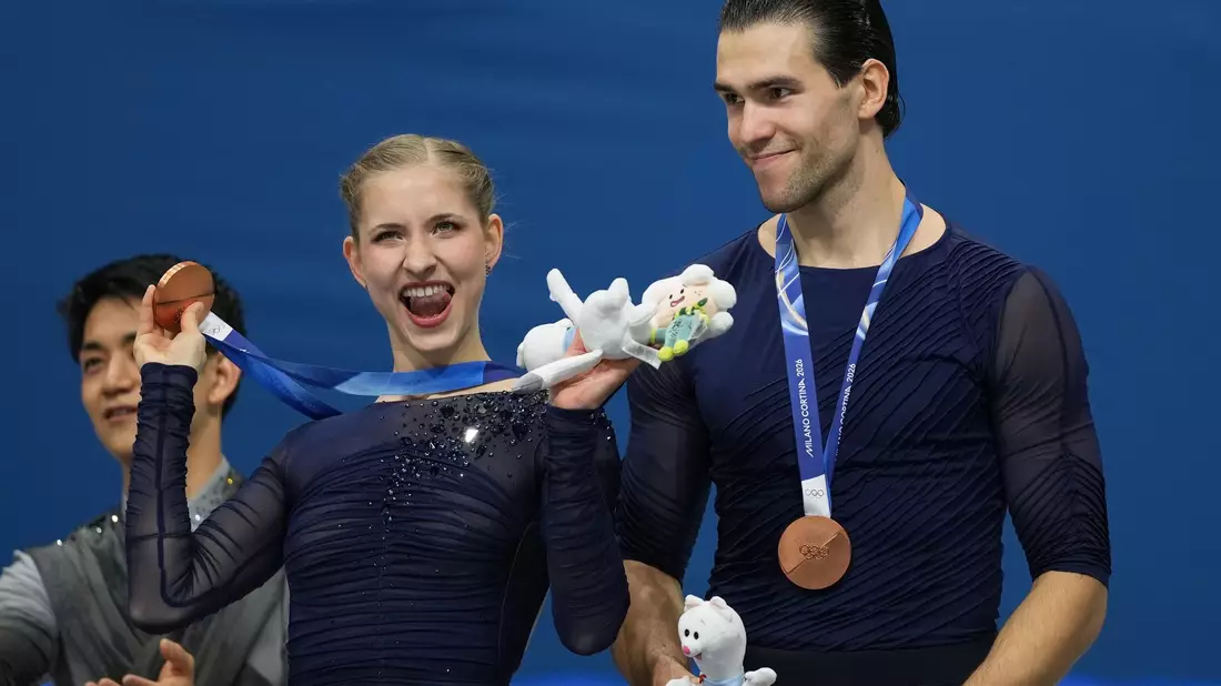 Minerva Hase (l) und Nikita Volodin (r) freuten sich über Bronze. - Bild: Stephanie Scarbrough/AP/dpa