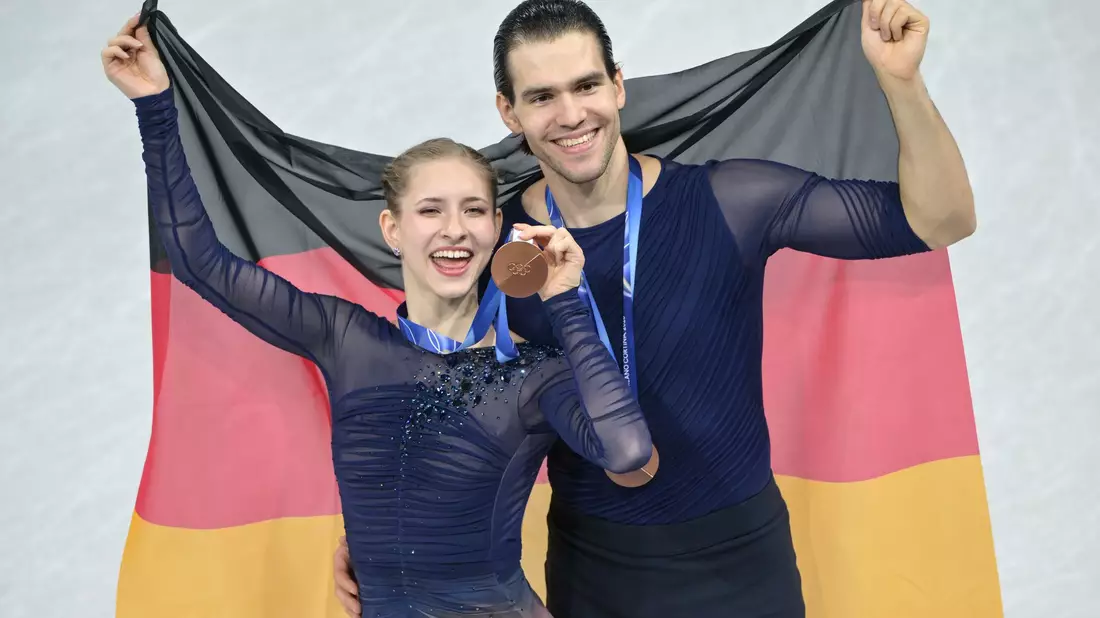 Minerva Hase (l) und Nikita Volodin (r) holten ihre erste olympische Medaille. - Bild: Peter Kneffel/dpa