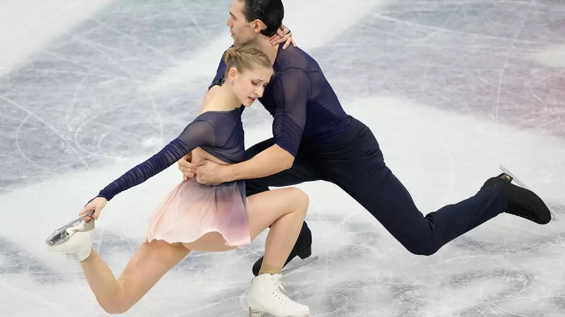 Minerva Hase (l) und Nikita Volodin fielen in der Kür vom ersten auf den dritten Platz zurück. - Bild: Natacha Pisarenko/AP/dpa
