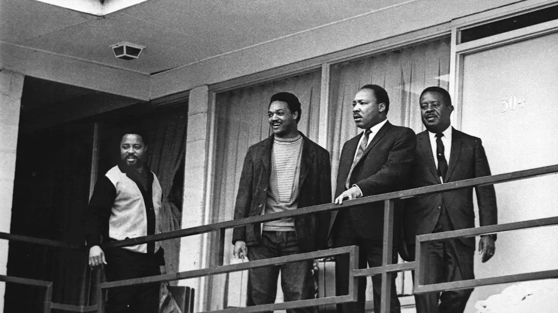 Jesse Jackson 1968 mit Martin Luther King. (Archivbild) - Bild: Charles Kelly/AP/dpa