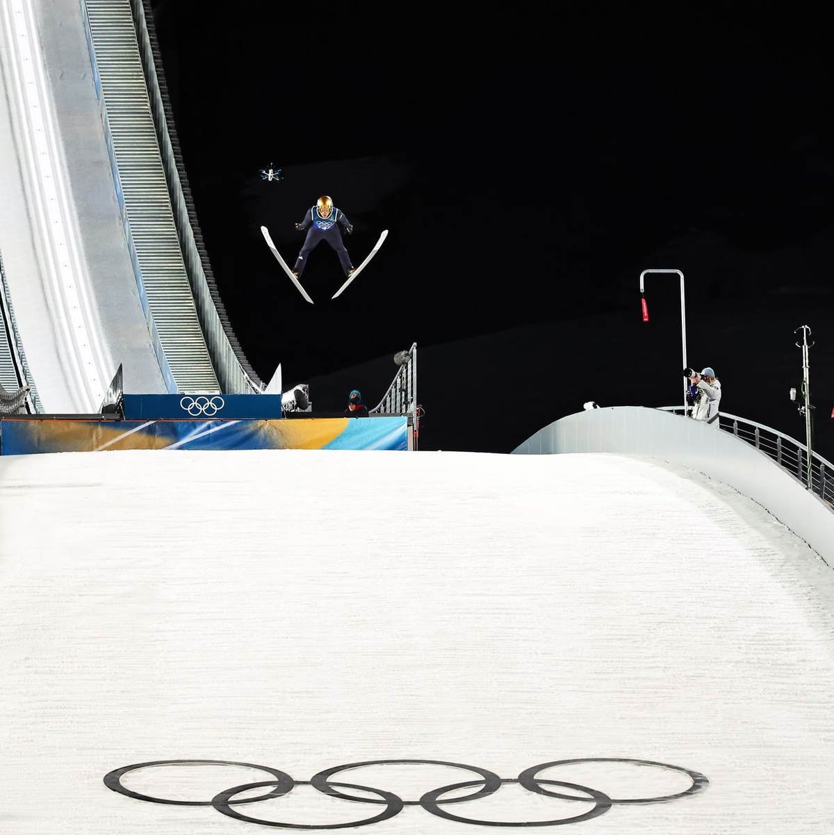Skispringer Philipp Raimund überragte mit dem Olympiasieg. - Foto: Daniel Karmann/dpa