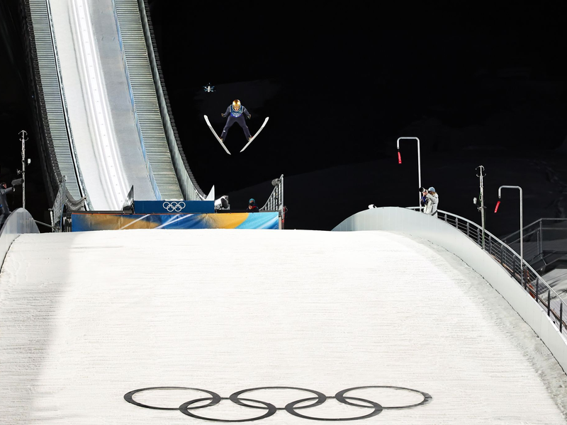 Skispringer Philipp Raimund überragte mit dem Olympiasieg. - Foto: Daniel Karmann/dpa