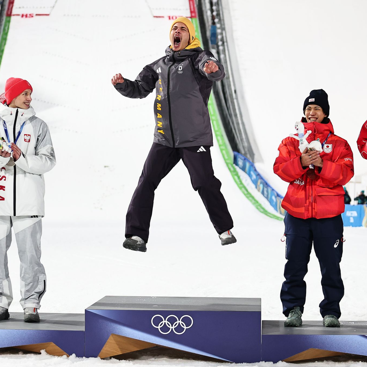 Die Goldmedaille von Philipp Raimund war der absolute Höhepunkt für die deutschen Skispringer. (Archivbild) - Foto: Daniel Karmann/dpa