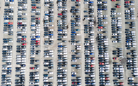  In der Autobranche schrumpft die Beschäftigung. (Symbolbild) - Foto: Julian Stratenschulte/dpa