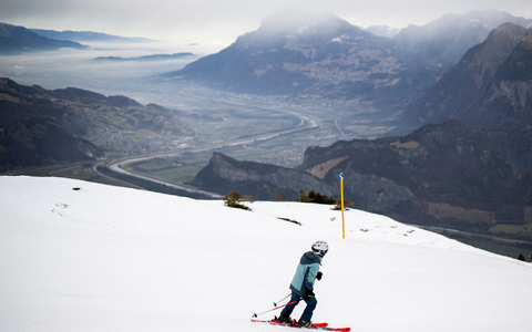 In vielen europäischen Wintersportregionen ist die Lawinengefahr derzeit groß (Archivbild). - Foto: Gian Ehrenzeller/KEYSTONE/dpa