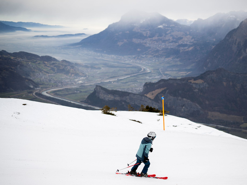 In vielen europäischen Wintersportregionen ist die Lawinengefahr derzeit groß (Archivbild). - Foto: Gian Ehrenzeller/KEYSTONE/dpa