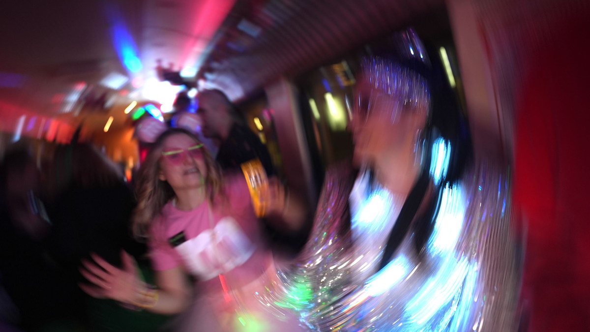 Am Wochenende tanzten und feierten viele Leute zu Karnevalsmusik. - Foto: Marcus Brandt/dpa