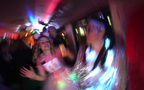 Am Wochenende tanzten und feierten viele Leute zu Karnevalsmusik. - Foto: Marcus Brandt/dpa