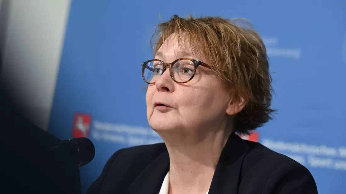 Niedersachsens Innenministerin Daniela Behrens sagt, die neue Einstufung ordne die AfD Niedersachsen dem rechtsextremistischen Spektrum zu. - Bild: Julian Stratenschulte/dpa
