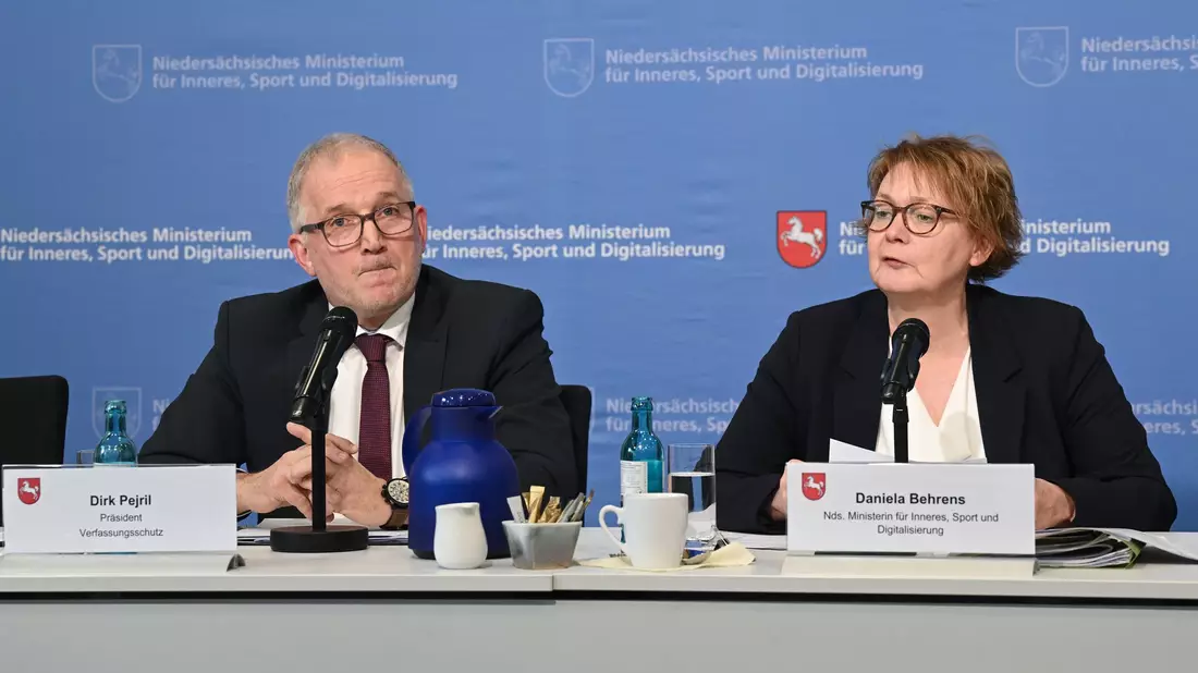 Verfassungsschutzpräsident Pejril (l.) und Innenministerin Behrens informieren über die neue Einstufung der AfD Niedersachsen. - Bild: Julian Stratenschulte/dpa