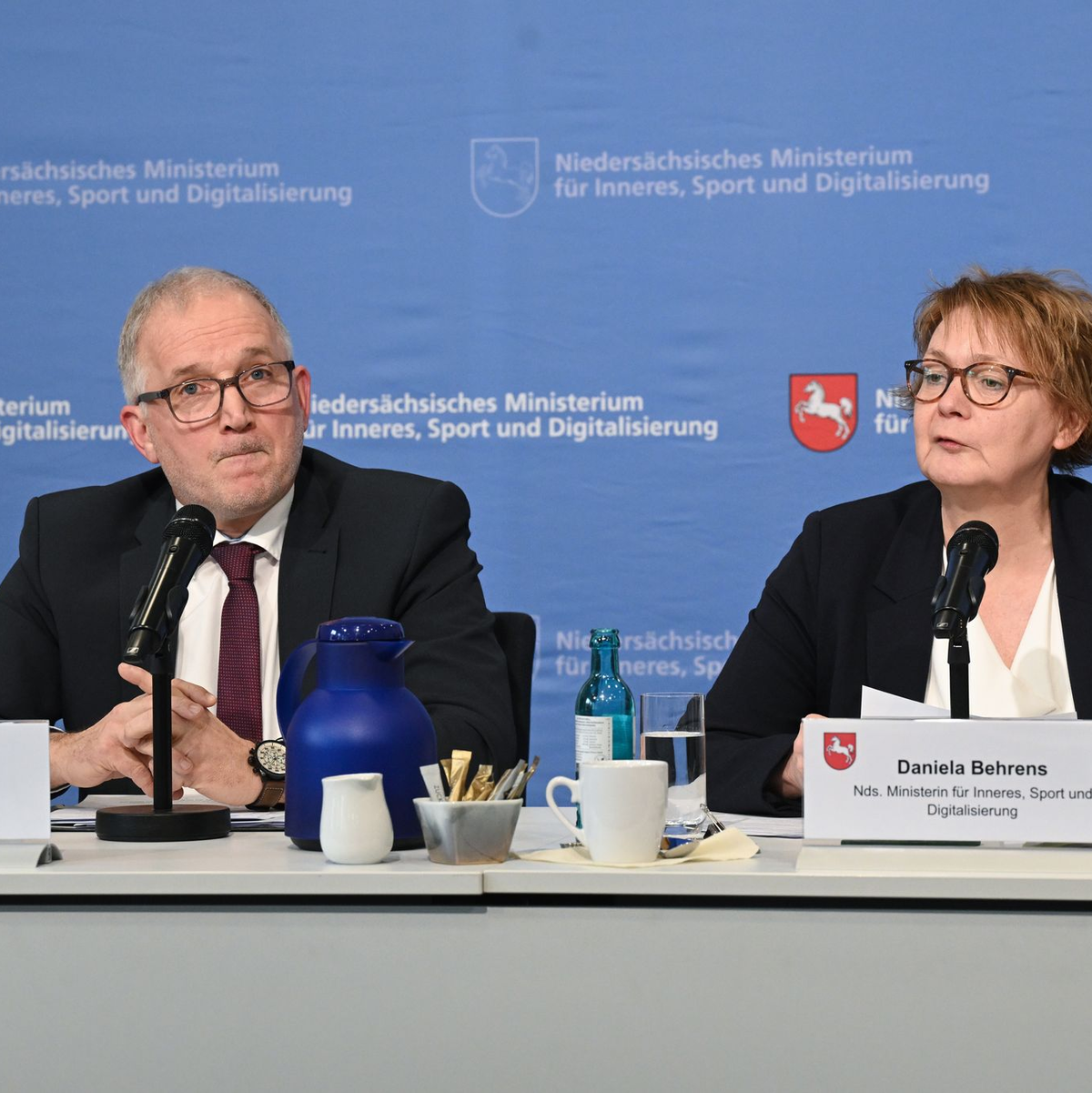 Verfassungsschutzpräsident Pejril (l.) und Innenministerin Behrens informieren über die neue Einstufung der AfD Niedersachsen. - Foto: Julian Stratenschulte/dpa
