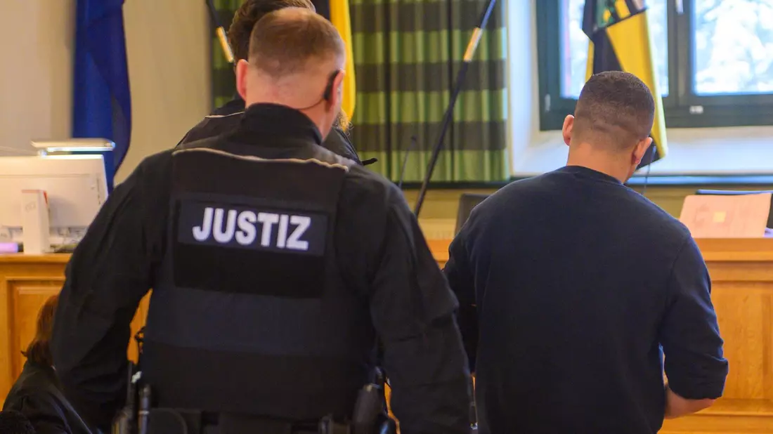 Der 38-Jährige soll seine Ehefrau in der JVA in Burg getötet haben.  - Bild: Klaus-Dietmar Gabbert/dpa