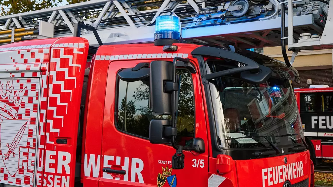 FW-E: Feuerwerksbatterie verursacht Zimmerbrand - Feuerwehr verhindert Brandausbreitung - Bild: presseportal.de