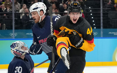 Das deutsche Eishockeyteam um Torschütze Joshua Samanski jubelt über den Viertelfinal-Einzug bei Olympia.  - Foto: Carolyn Kaster/AP/dpa