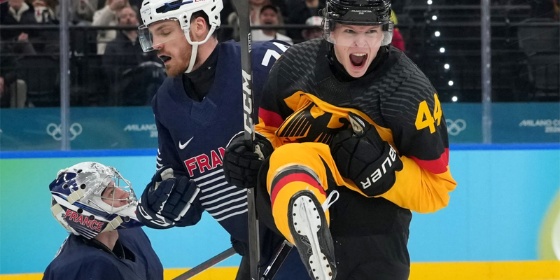Das deutsche Eishockeyteam um Torschütze Joshua Samanski jubelt über den Viertelfinal-Einzug bei Olympia.  - Foto: Carolyn Kaster/AP/dpa