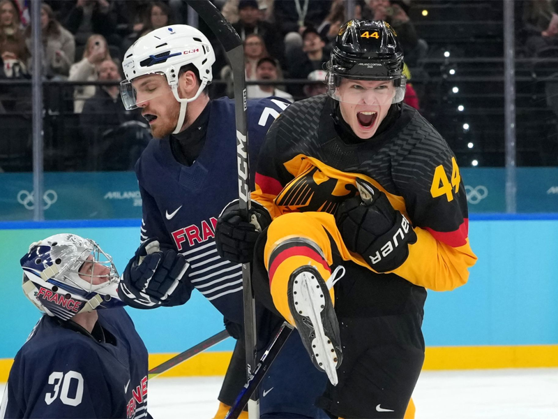 Das deutsche Eishockeyteam um Torschütze Joshua Samanski jubelt über den Viertelfinal-Einzug bei Olympia.  - Foto: Carolyn Kaster/AP/dpa