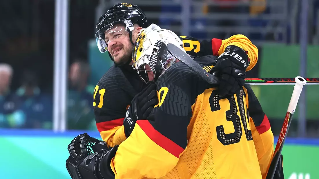 Moritz Müller (l) und Philipp Grubauer feiern den Pflichtsieg gegen Frankreich. - Bild: Wang Kaiyan/XinHua/dpa