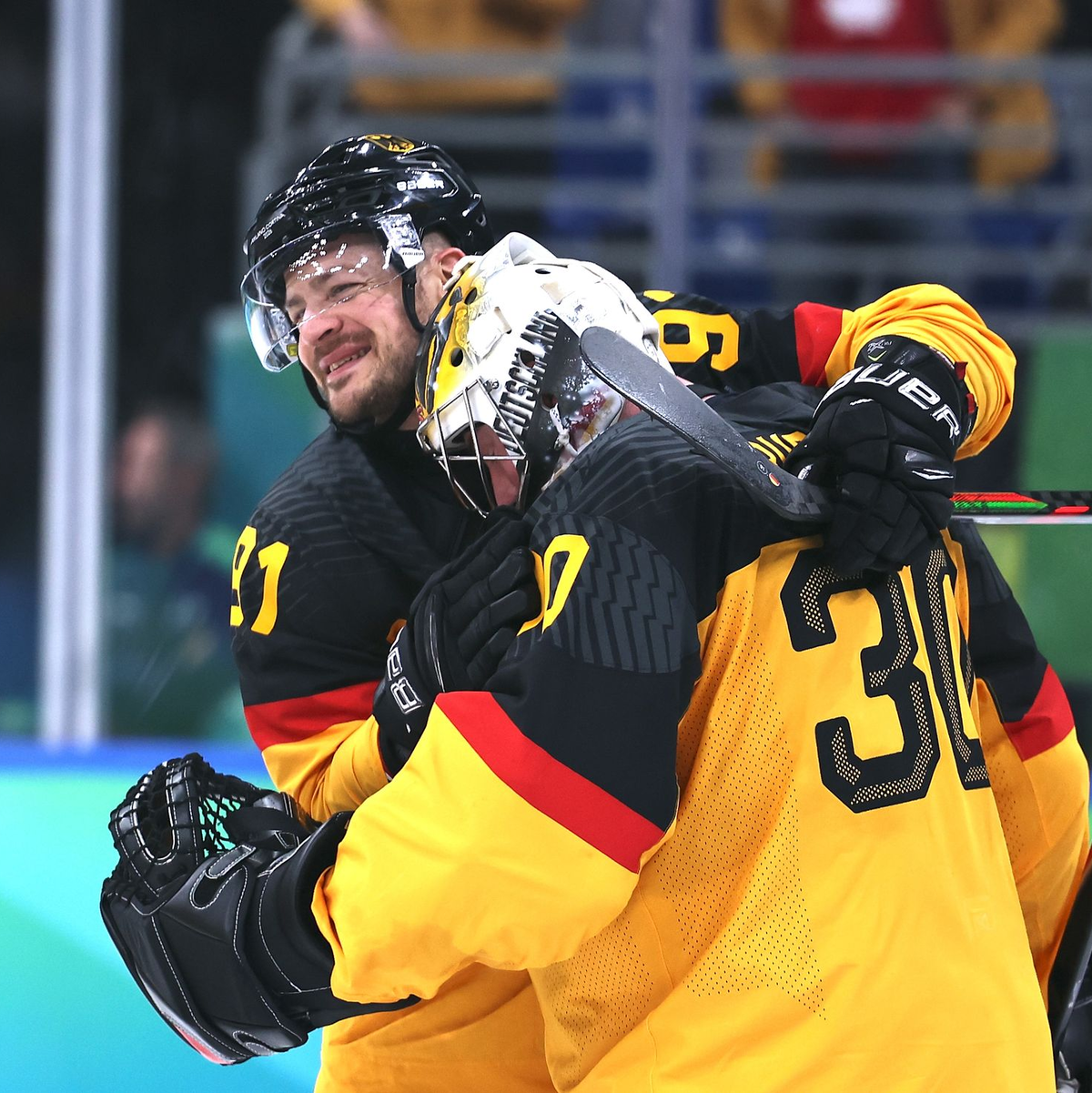 Moritz Müller (l) und Philipp Grubauer feiern den Pflichtsieg gegen Frankreich. - Foto: Wang Kaiyan/XinHua/dpa
