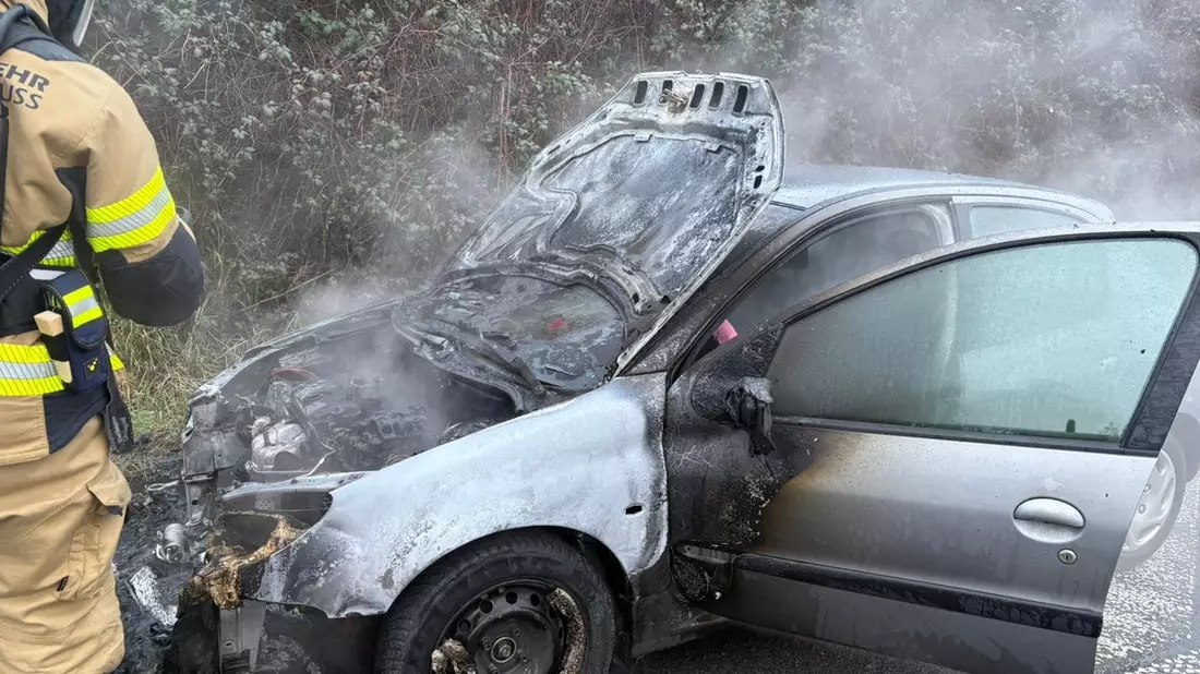 FW-NE: Fahrzeug gerät auf der A57/A46 in Brand | Keine Verletzten - Bild: presseportal.de