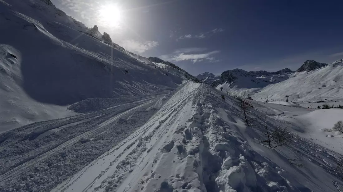 Eine Lawine hat in den französischen Alpen zwei Skifahrer in den Tod gerissen (Archivbild). - Bild: picture alliance / Luca Bruno/AP/dpa