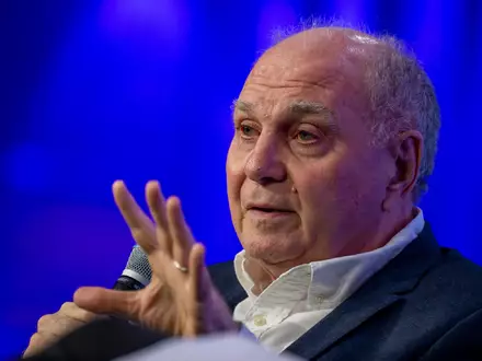 Uli Hoeneß rechnet auch mit der ehemaligen Bundesregierung ab. (Archivbild) - Foto: Peter Kneffel/dpa