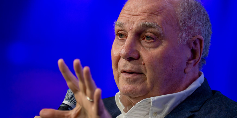 Uli Hoeneß rechnet auch mit der ehemaligen Bundesregierung ab. (Archivbild) - Foto: Peter Kneffel/dpa