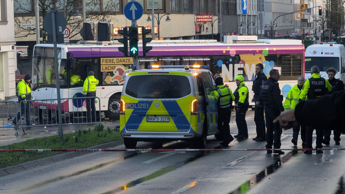 Der schwere Unfall passierte beim Mönchengladbacher Veilchendienstagszug.  - Foto: Michael Pollert/dpa