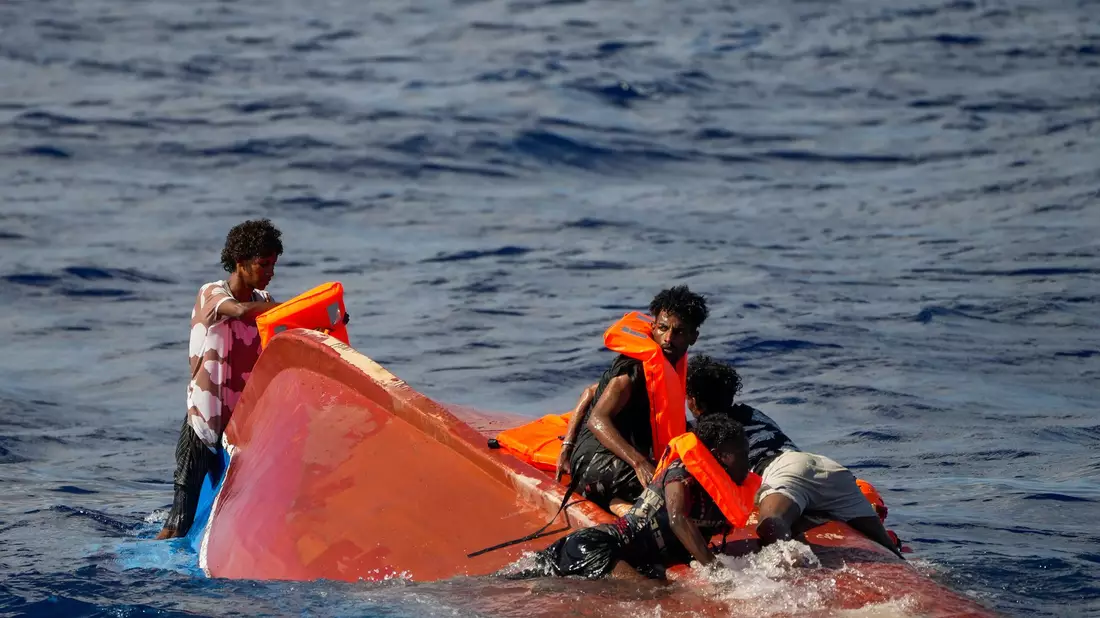 Immer wieder kommen Menschen bei der Fahrt übers Mittelmeer ums Leben. (Archivbild) - Bild: Francisco Seco/AP/dpa