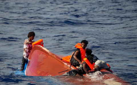 Immer wieder kommen Menschen bei der Fahrt übers Mittelmeer ums Leben. (Archivbild) - Foto: Francisco Seco/AP/dpa Immer wieder kommen Menschen bei der Fahrt übers Mittelmeer ums Leben. (Archivbild) - Foto: Francisco Seco/AP/dpa