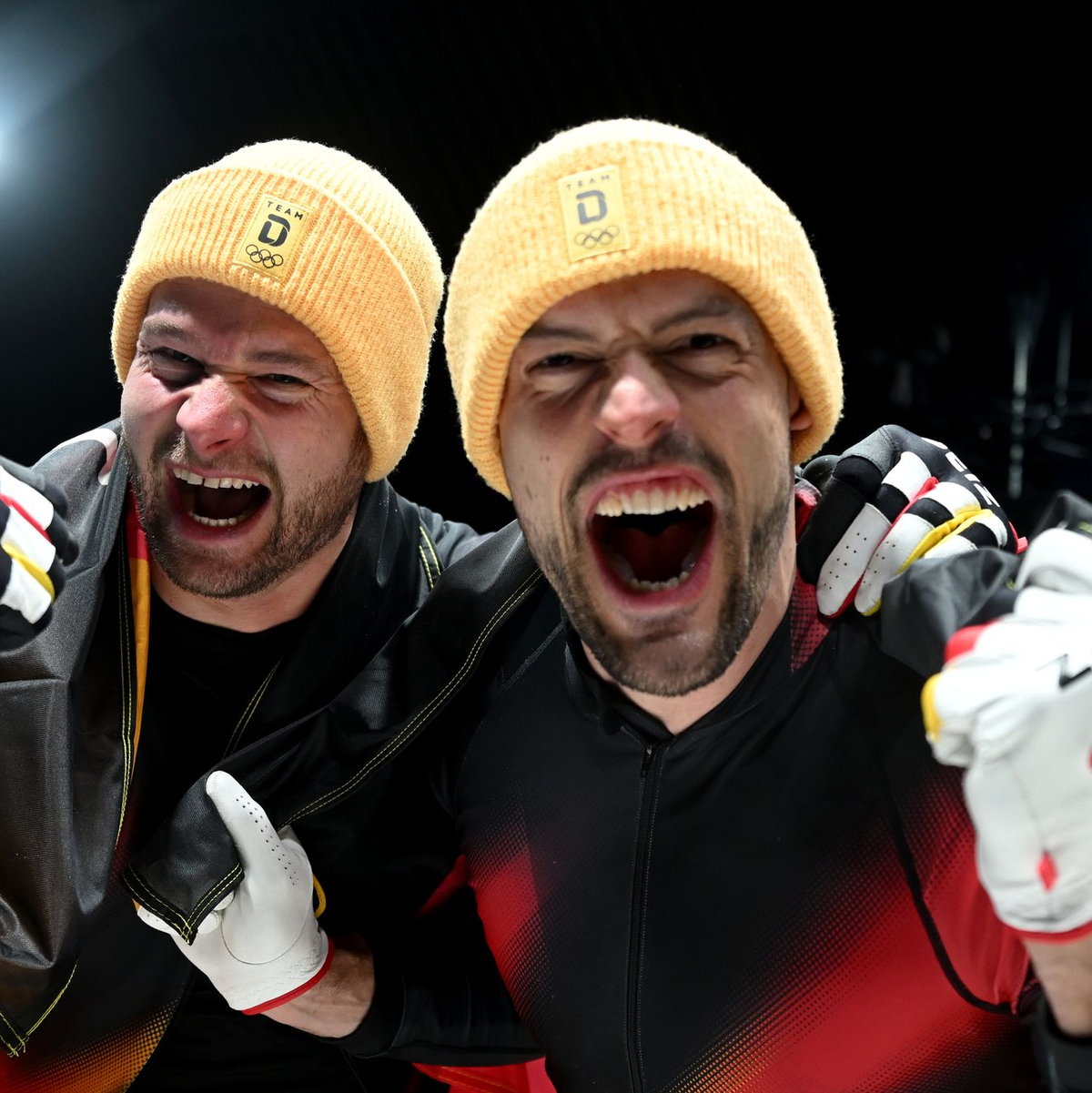 Johannes Lochner (l) und Georg Fleischhauer sind am Ziel: Gold im Zweierbob. - Foto: Robert Michael/dpa