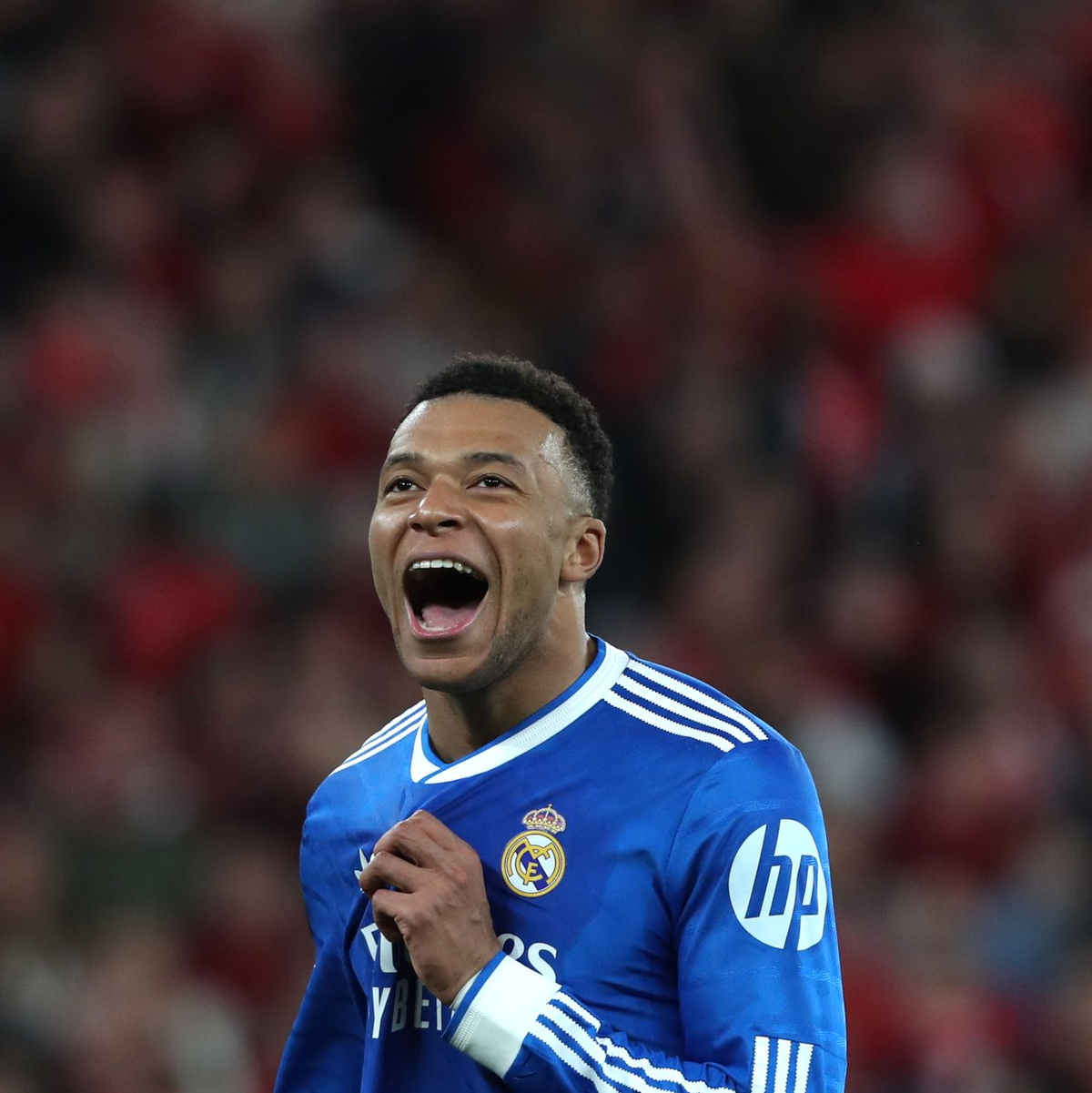 Superstar Kylian Mbappé feiert den Sieg von Real Madrid. - Foto: Pedro Rocha/AP/dpa