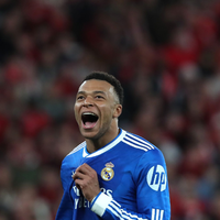 Superstar Kylian Mbappé feiert den Sieg von Real Madrid. - Foto: Pedro Rocha/AP/dpa